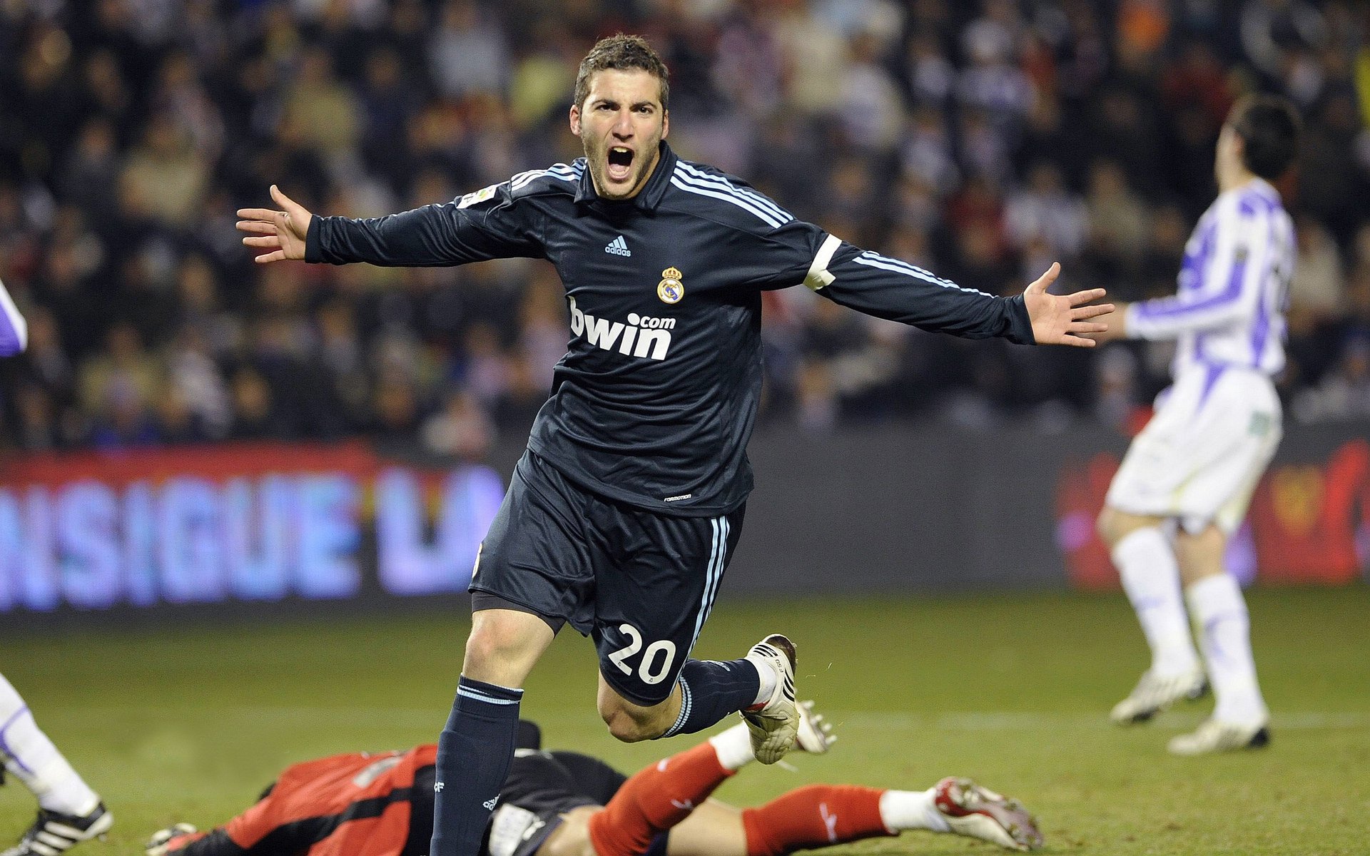 斯滕伯根决赛中段加速领跑赛道,斯腾伯格图片