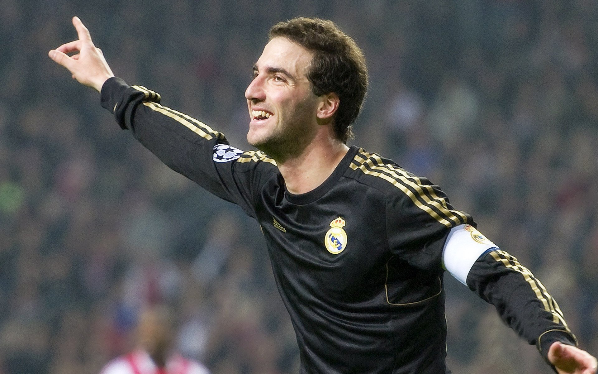 未来足球赛场将采用全息投影技术，创造沉浸式观赛体验，足球全景