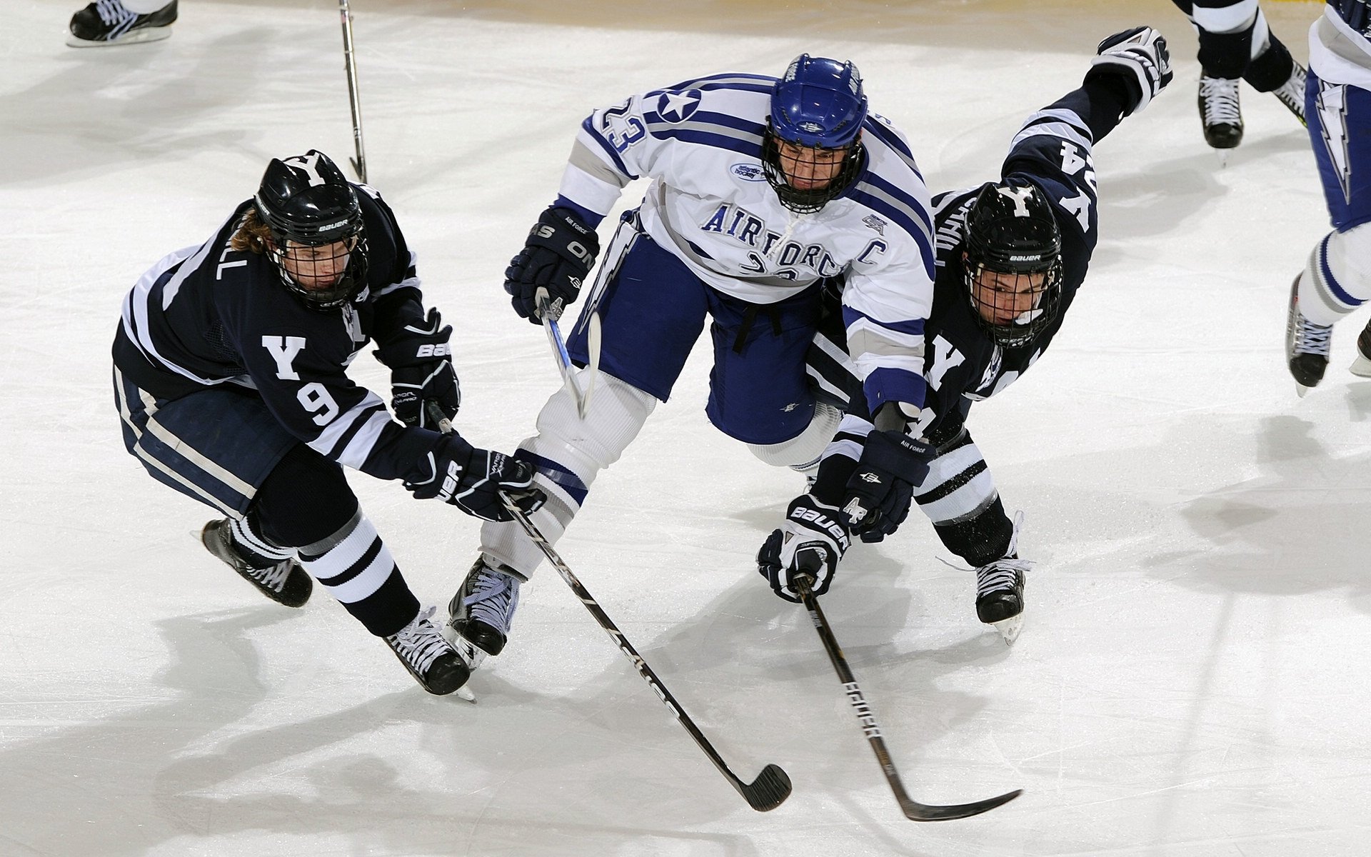 湖人完成惊天逆转主场掀翻勇士，湖人险胜勇士