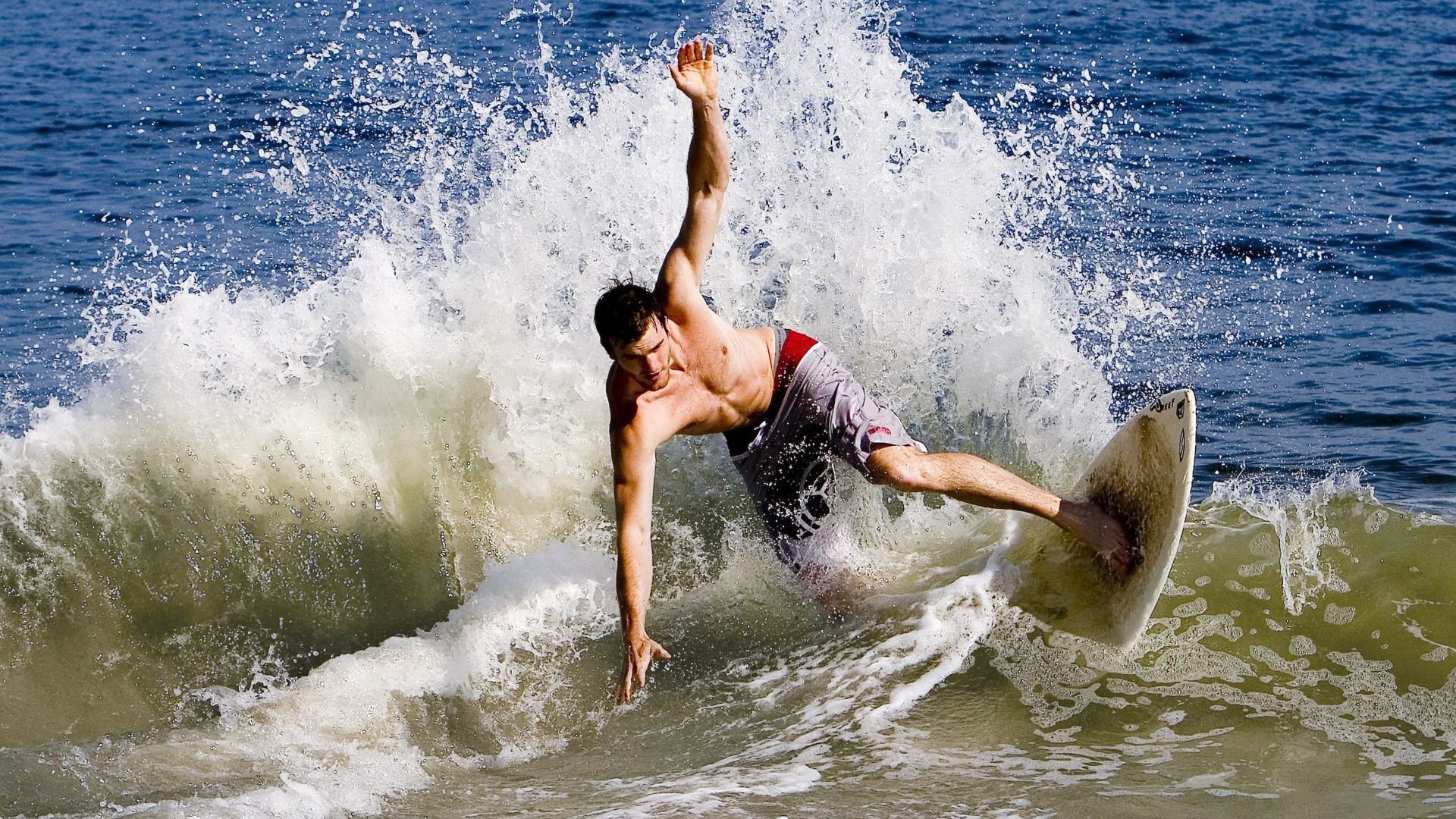 篮网训练结束后安排冷敷项目缓解肌肉疲劳，篮网训练赛