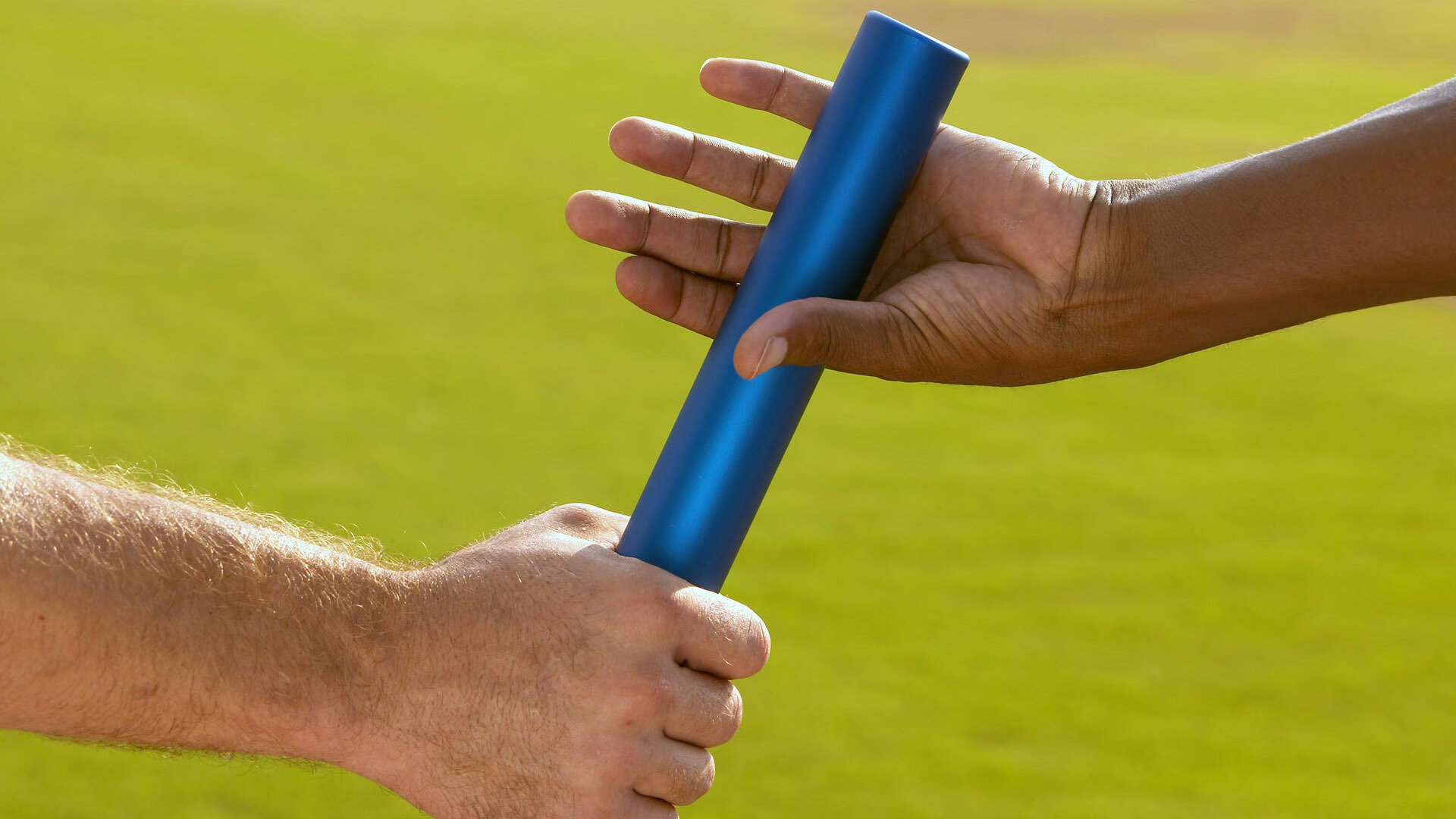 苏炳添穿越校园被学生围堵合影，苏炳添从校服